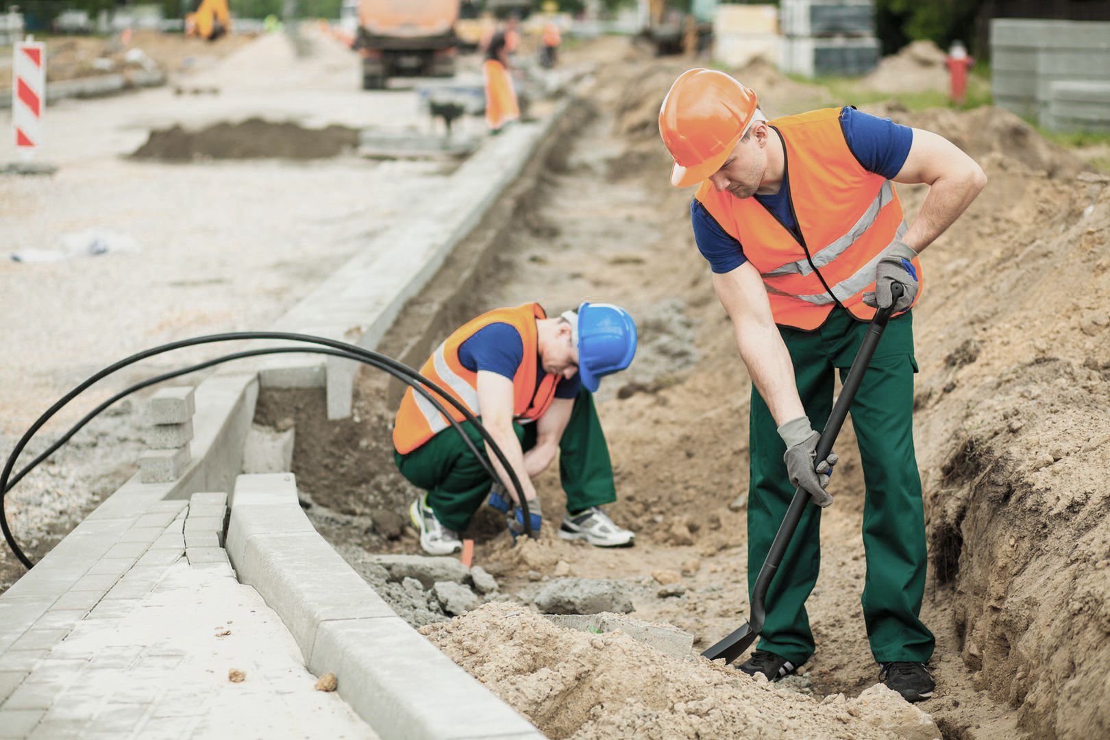 Zwei Männer im Straßenbau